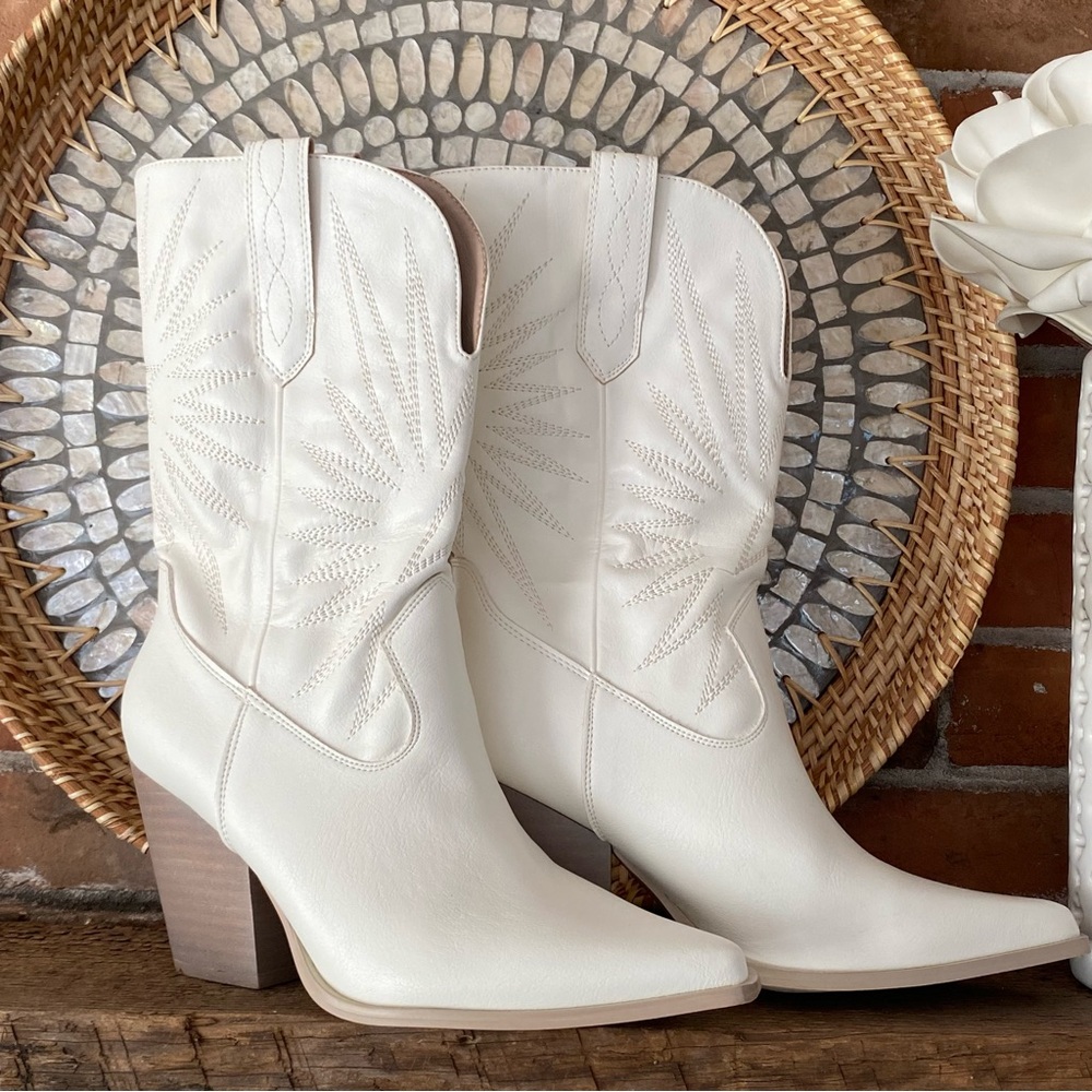 OASIS SOCIETY Emersyn White Cowgirl Boots Western Starburst Embroidered 9